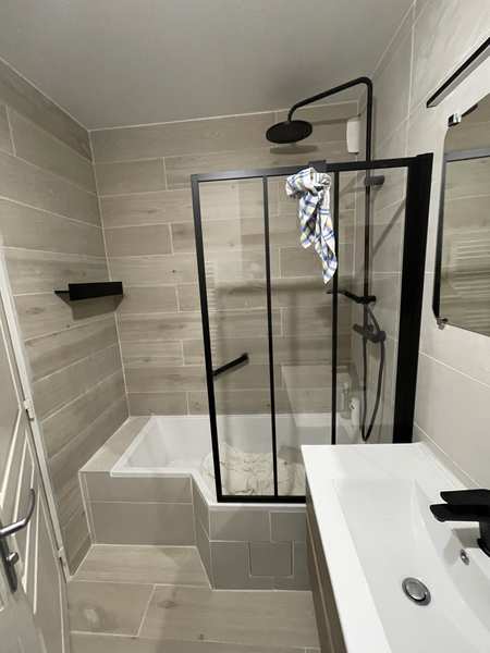 Rénovation salle de bain Lyon - carrelage imitation bois et baignoire