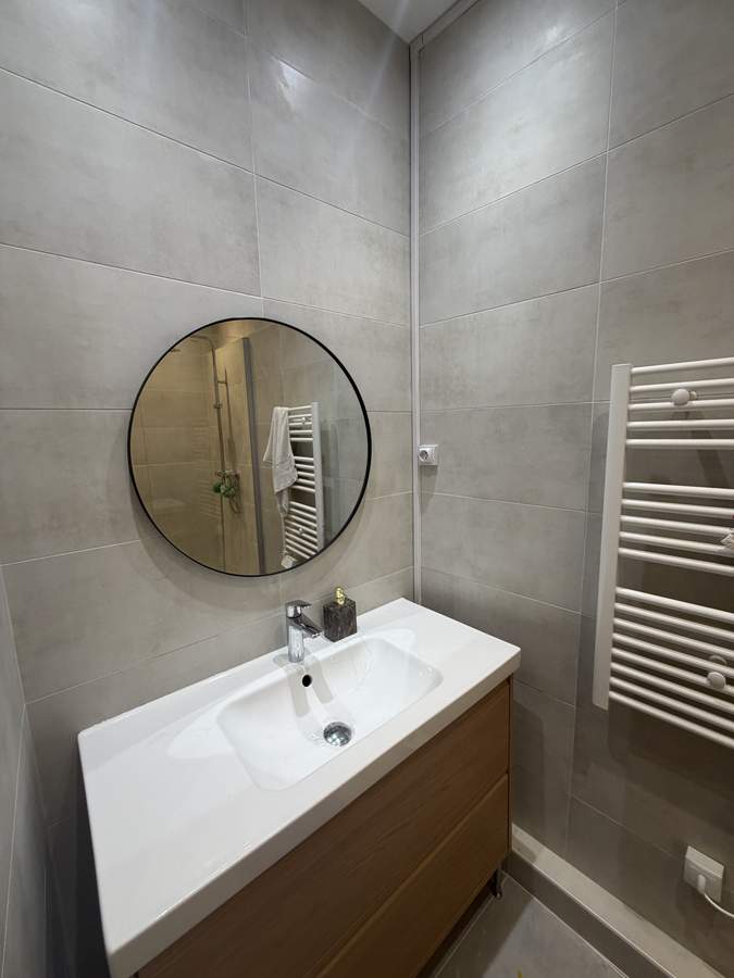 Salle de bain vasque meuble bois miroir rond Lyon